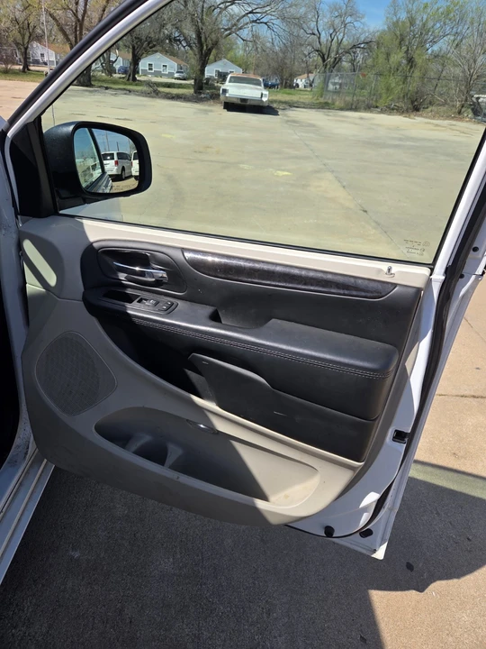 2018 Dodge Caravan - Image 5 of 8