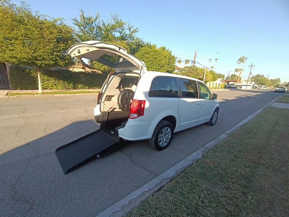 2018 Dodge Caravan - Image 9 of 21