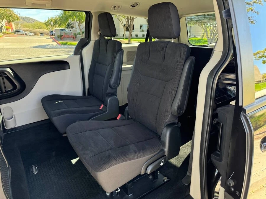 2018 Dodge Caravan - Image 11 of 16