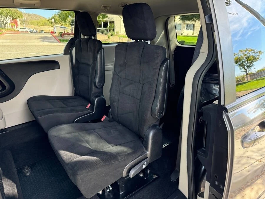 2018 Dodge Caravan - Image 11 of 16