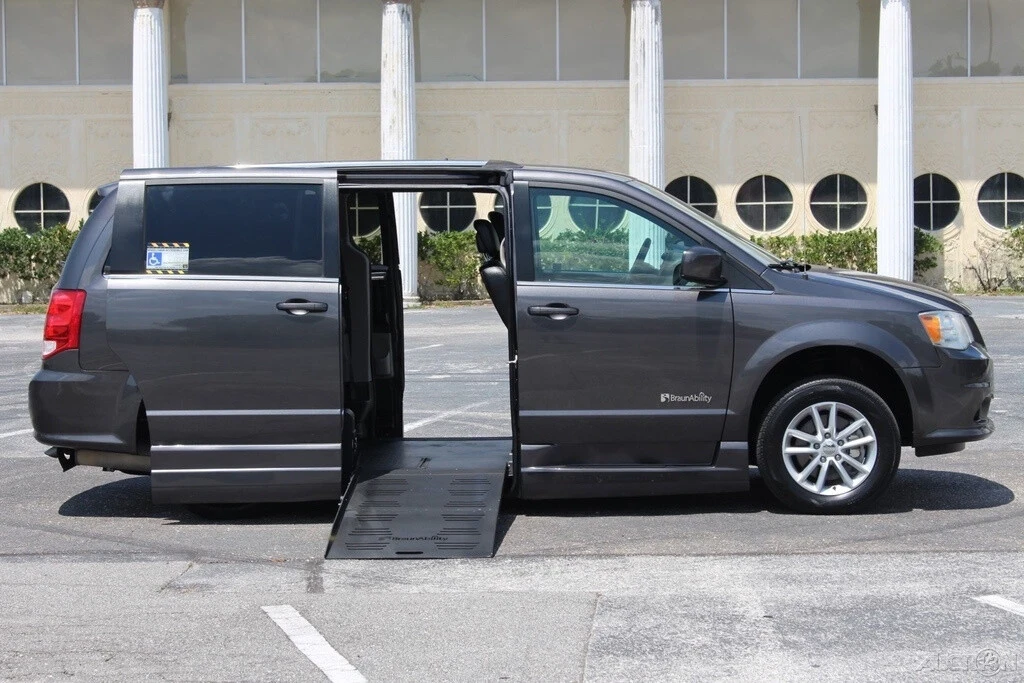 2018 Dodge Caravan - Image 2 of 21