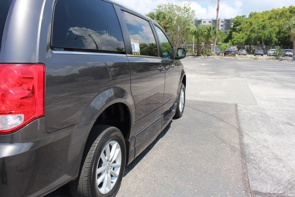 2018 Dodge Caravan - Image 17 of 21