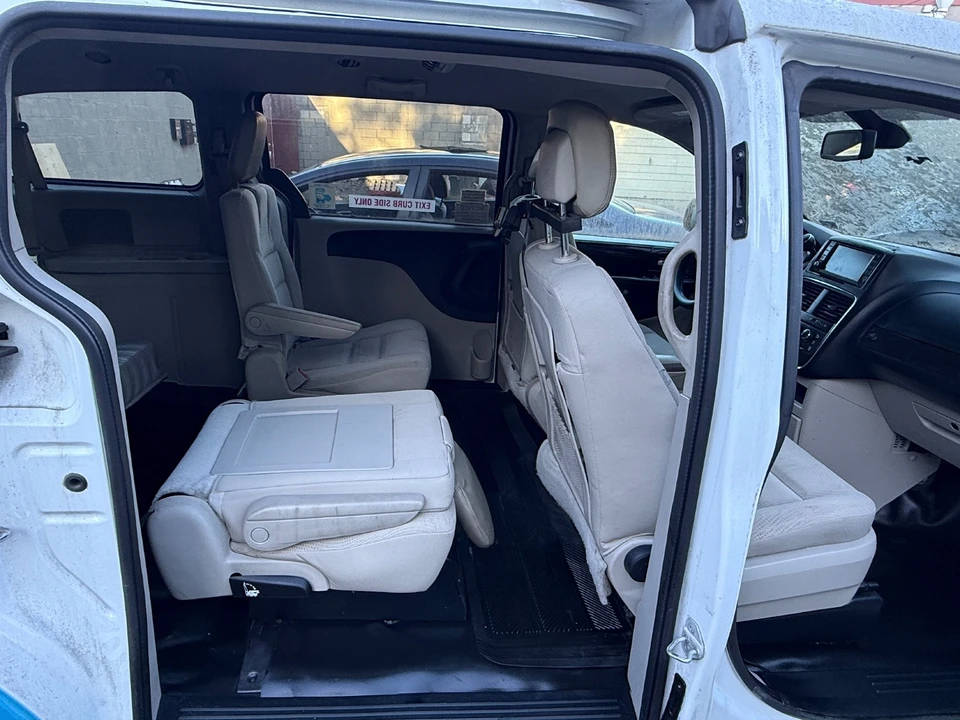 2018 Dodge Caravan - Image 14 of 18