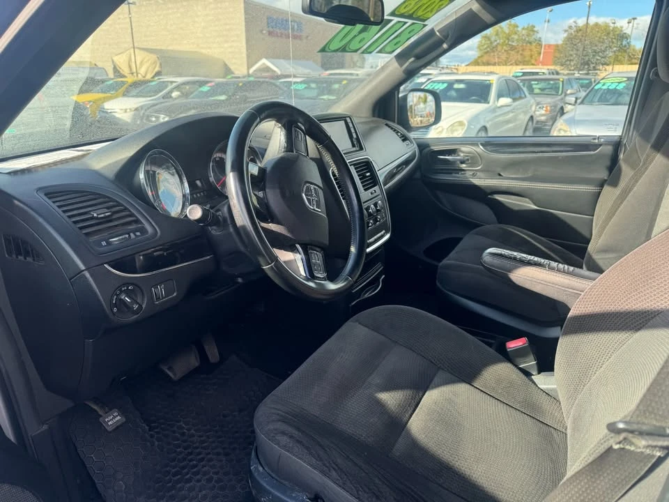 2018 Dodge Caravan - Image 2 of 5