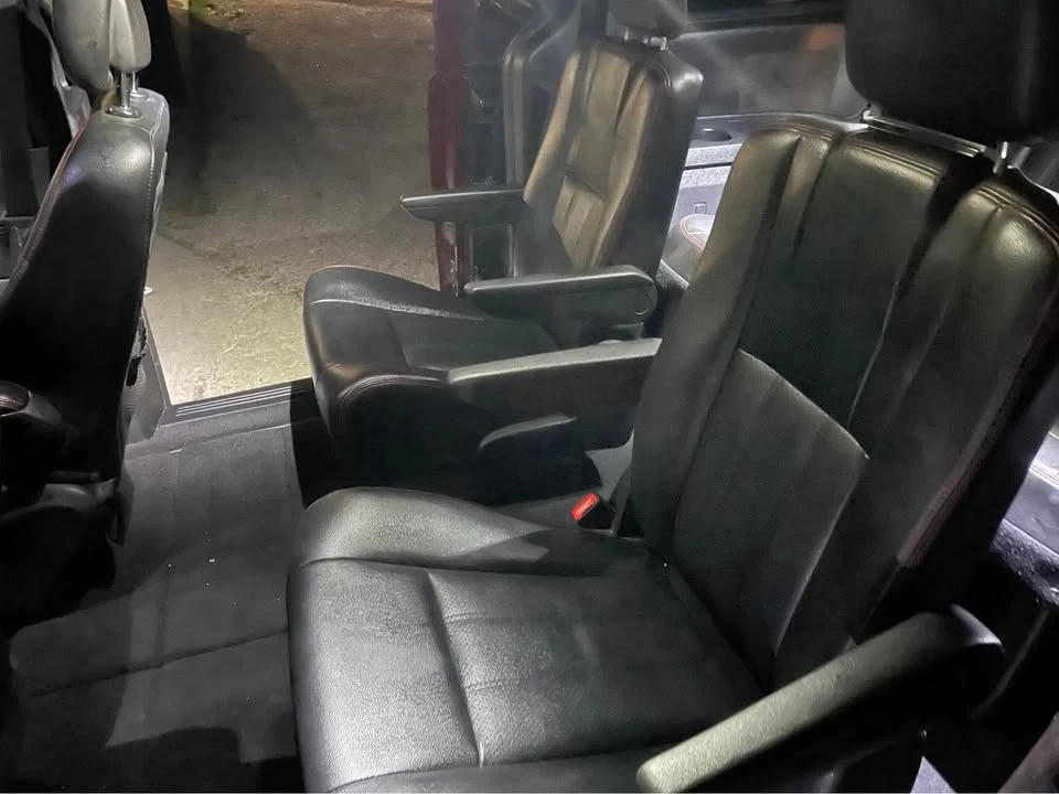 2018 Dodge Caravan - Image 8 of 17
