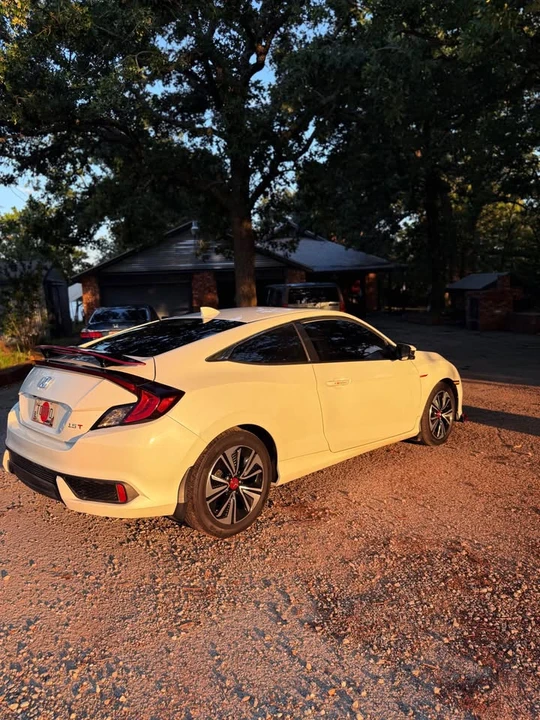 2018 Honda Civic 10th Gen - Image 16 of 21