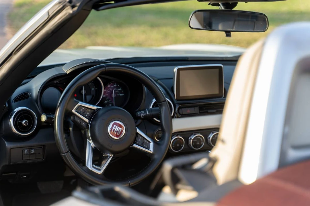 2018 Fiat 124 Spider - Image 7 of 10