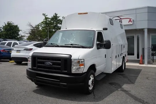 2018 Ford E-450 Super Duty Cutaway Van 2D
