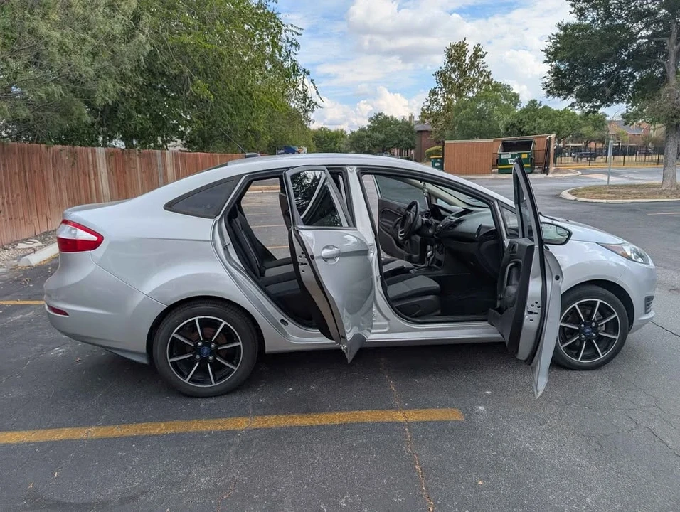 2018 Ford Five Hundred - Image 2 of 10