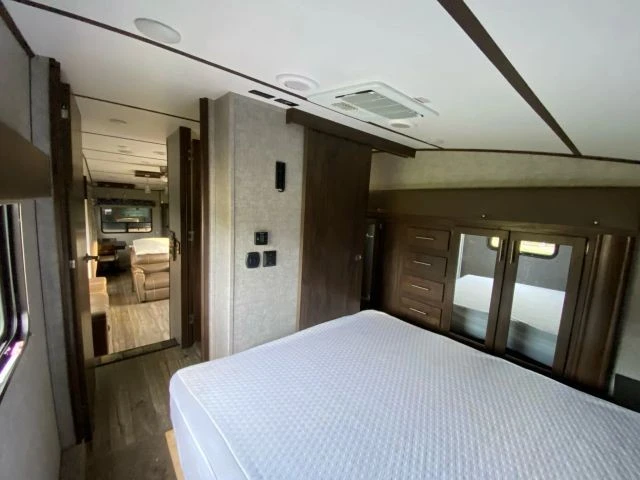 2018 - Image 19 of 21