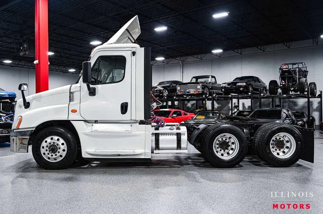 2018 Freightliner - Image 2 of 21