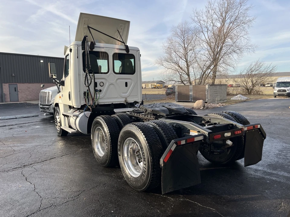 2018 Freightliner - Image 2 of 12