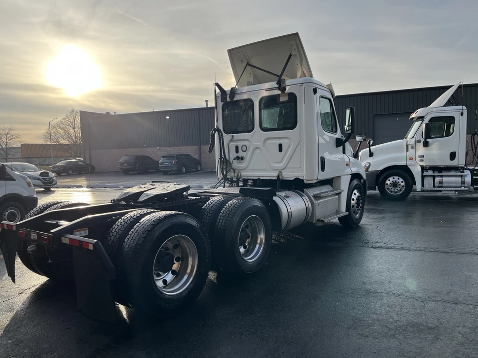 2018 Freightliner - Image 3 of 12