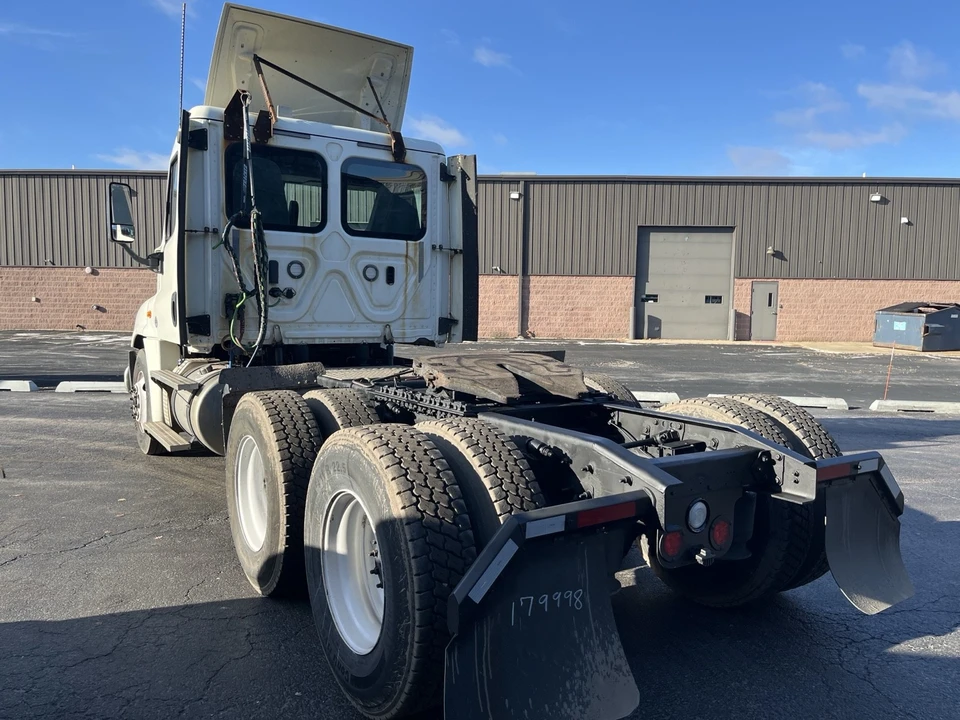 2018 Freightliner - Image 2 of 11