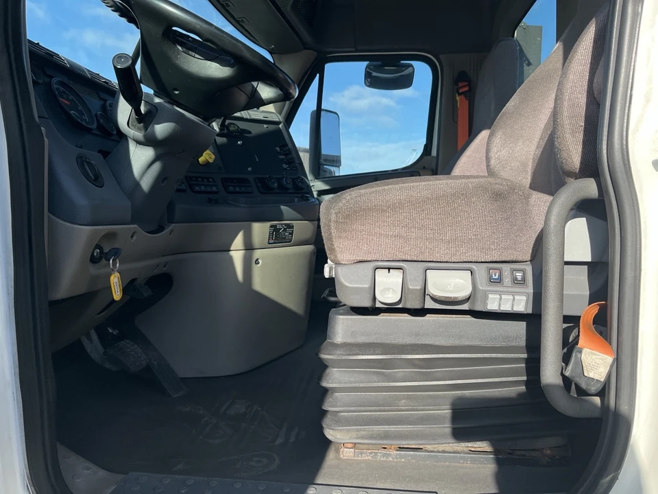 2018 Freightliner - Image 6 of 11