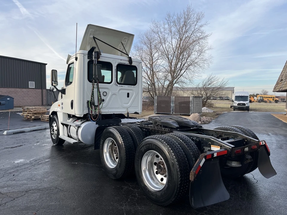 2018 Freightliner - Image 2 of 10