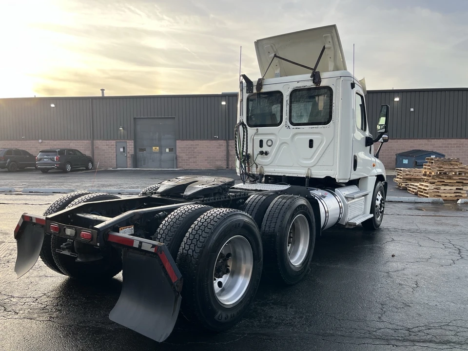 2018 Freightliner - Image 3 of 10