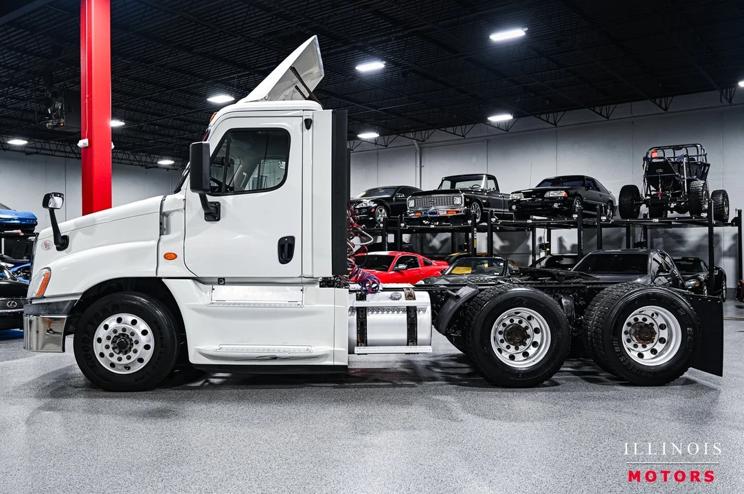2018 Freightliner - Image 2 of 21