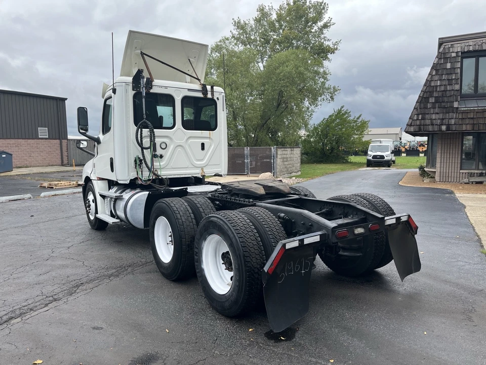 2018 Freightliner - Image 2 of 8