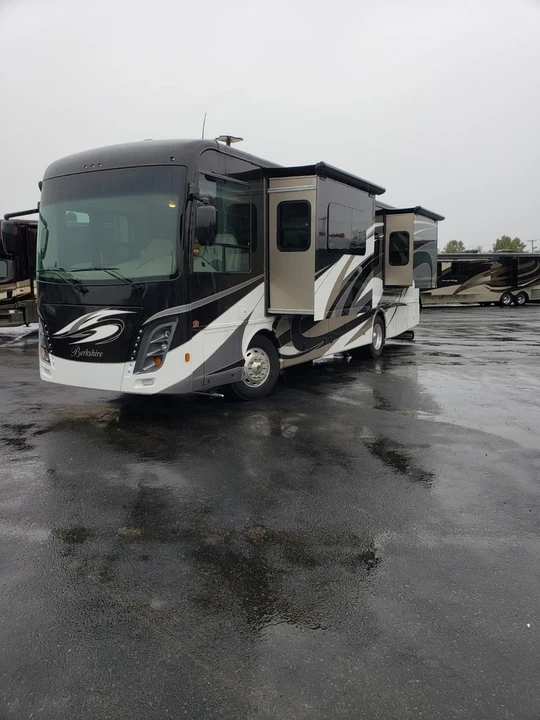 2018 Freightliner - Image 2 of 15
