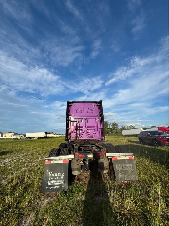 2018 Freightliner - Image 2 of 13