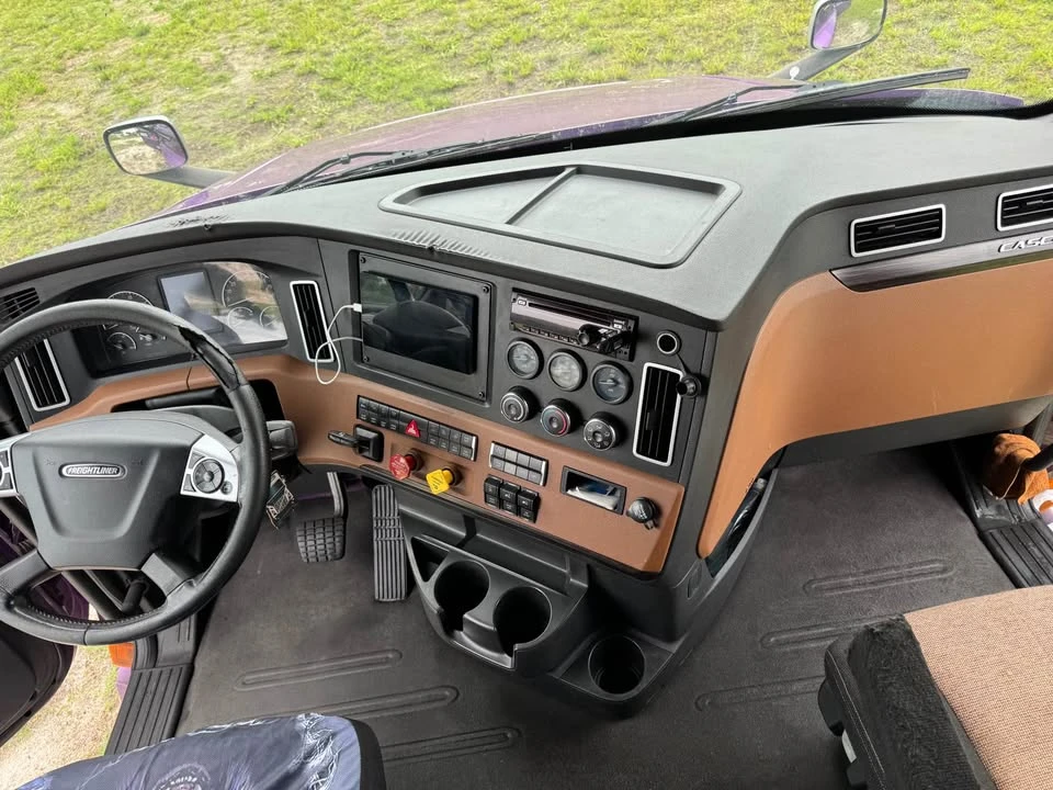 2018 Freightliner - Image 10 of 13