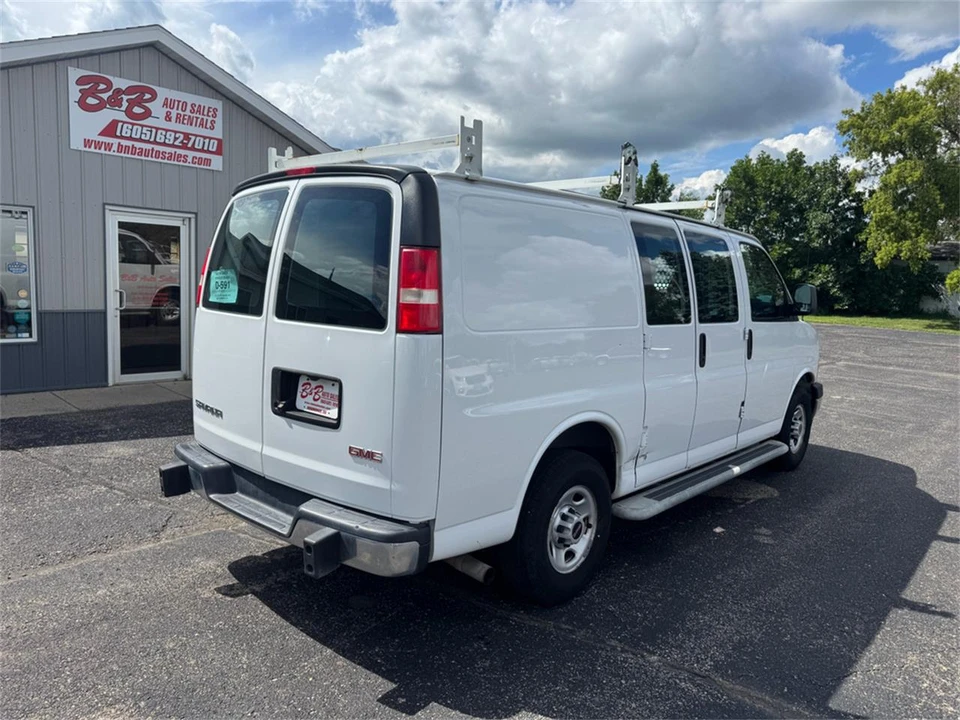 2018 GMC Savana - Image 11 of 31