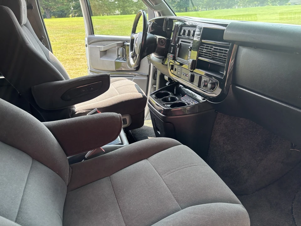 2018 GMC Savana - Image 16 of 24