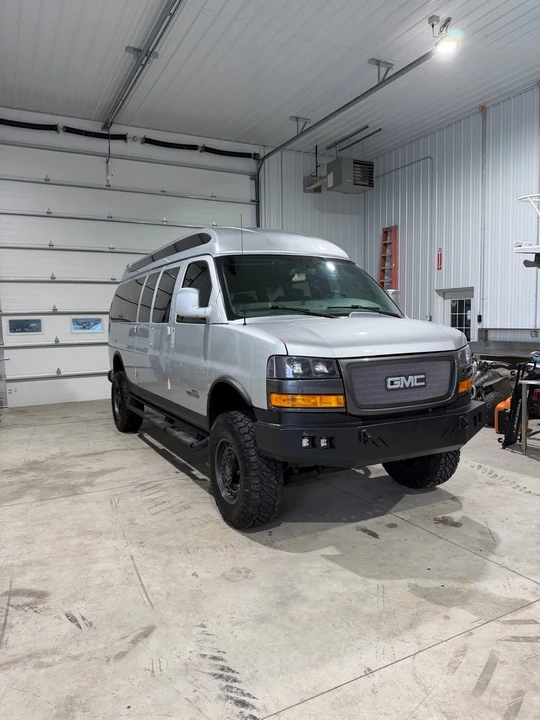 2018 GMC Savana - Image 3 of 8