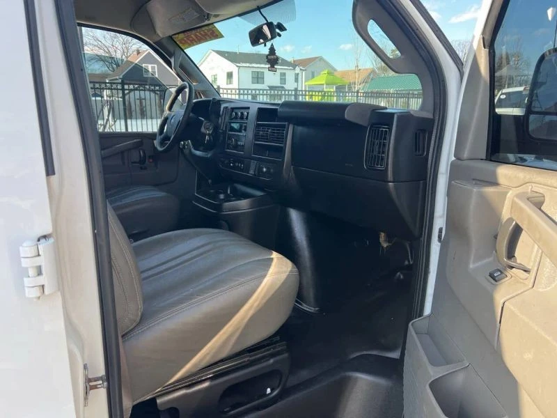 2018 GMC Savana - Image 11 of 12