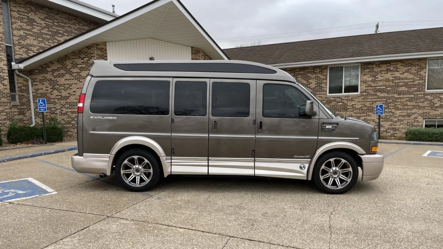 2018 GMC Savana - Image 2 of 31
