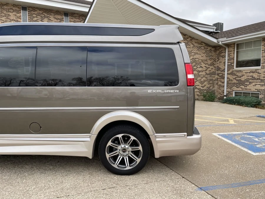 2018 GMC Savana - Image 24 of 31