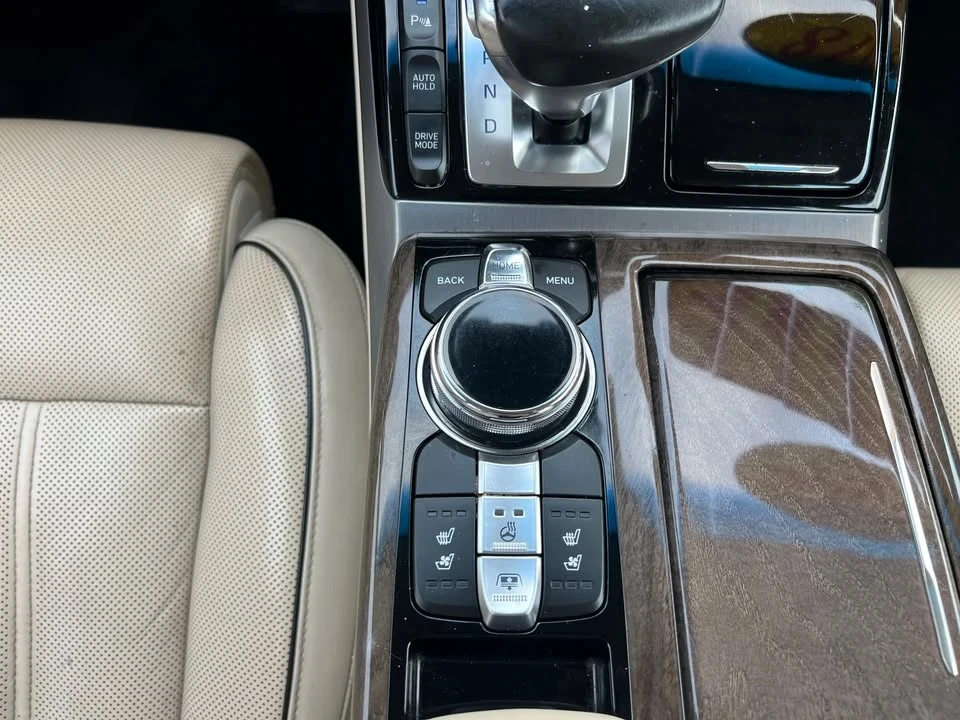 2018 Genesis G90 - Image 16 of 18