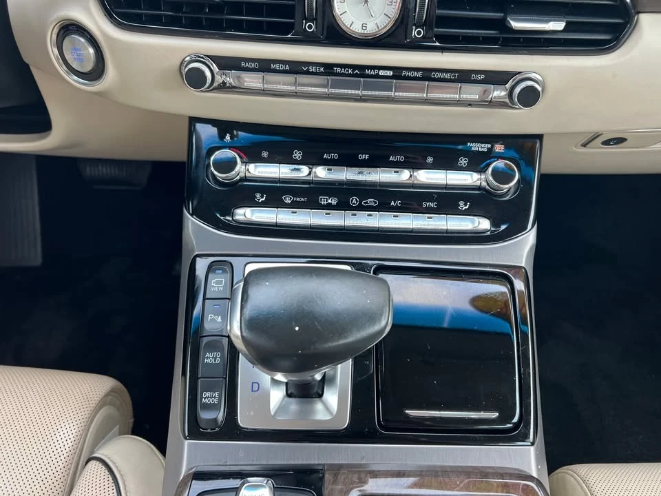 2018 Genesis G90 - Image 17 of 18