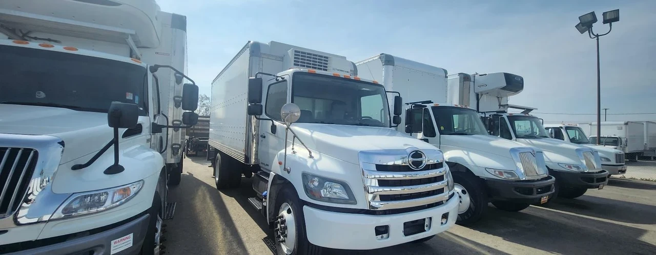 2018 Hino 268 - Image 3 of 12