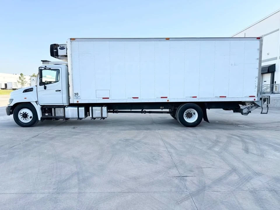 2018 Hino 268 - Image 3 of 5