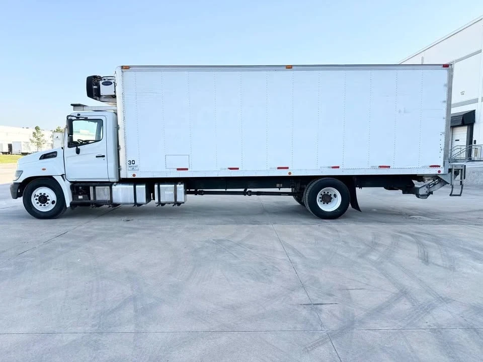2018 Hino 268 - Image 3 of 5