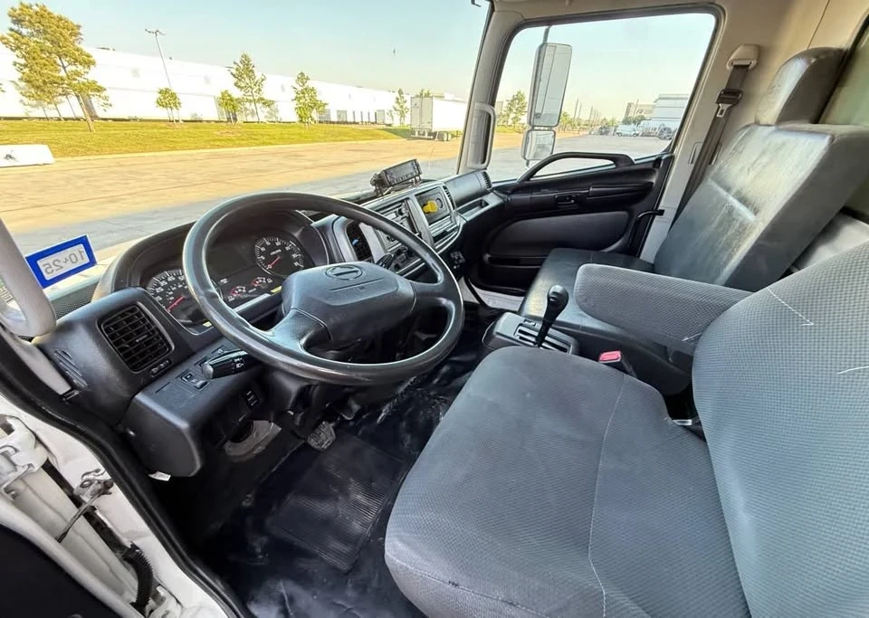 2018 Hino 268 - Image 2 of 5