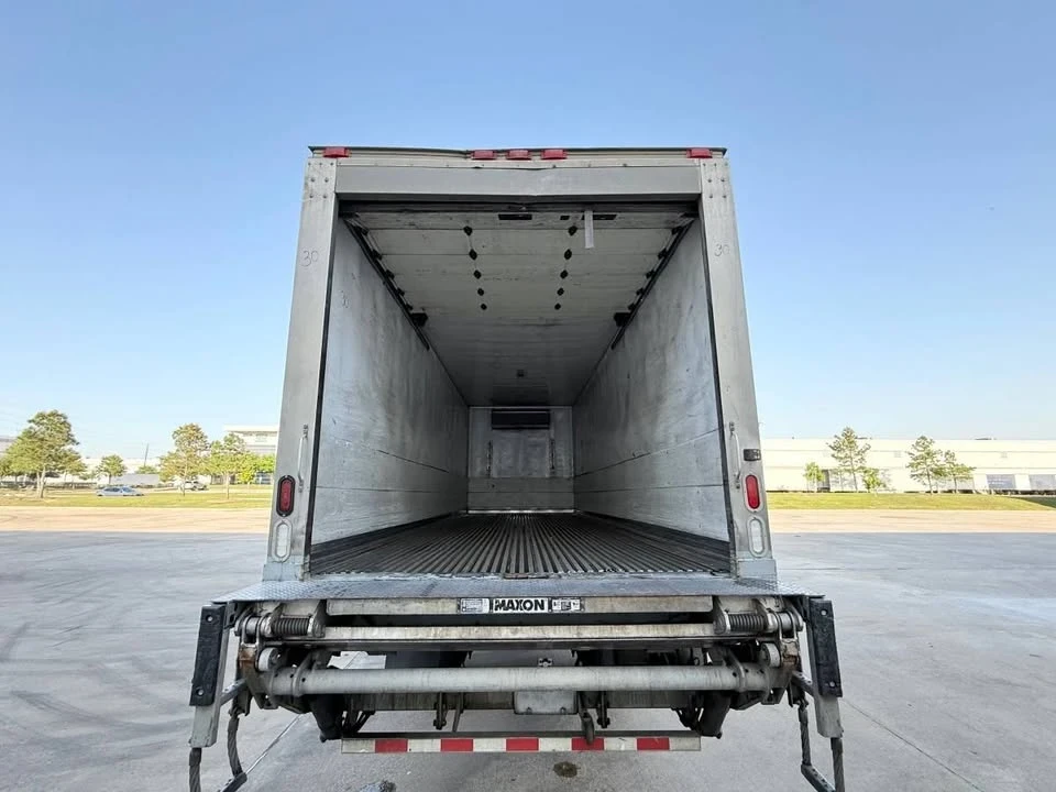 2018 Hino 268 - Image 4 of 5