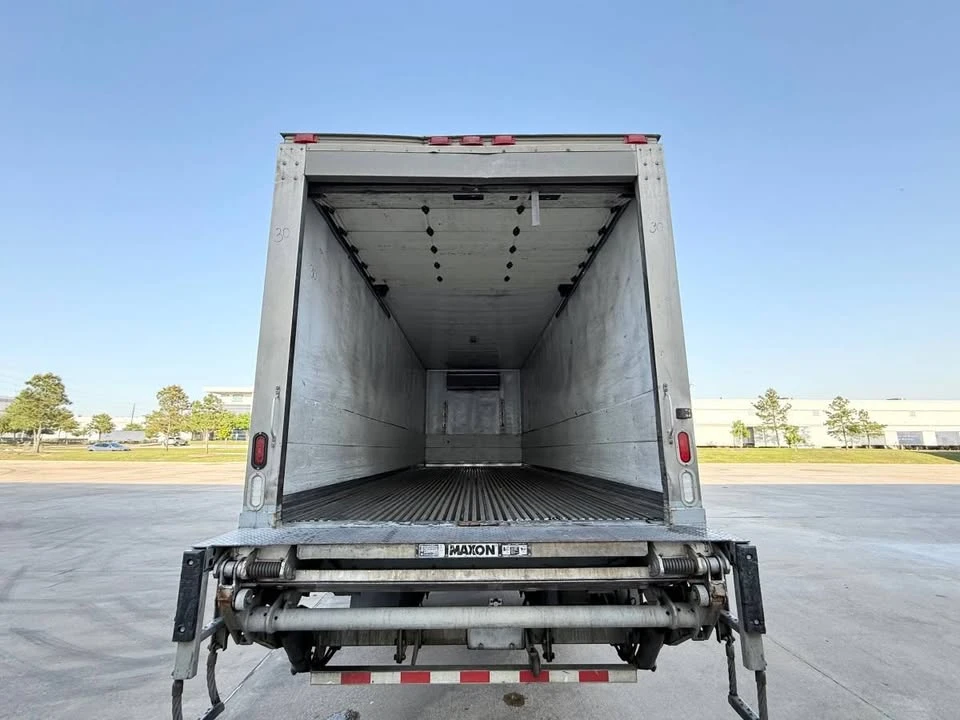 2018 Hino 268 - Image 4 of 5