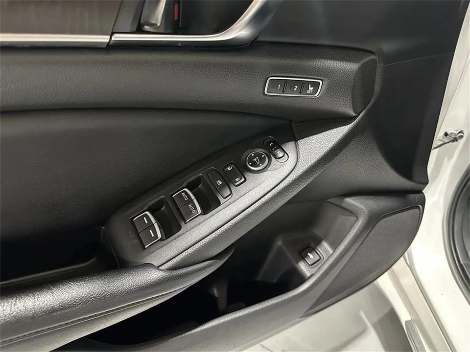 2018 Honda Accord 10th Gen - Image 11 of 31