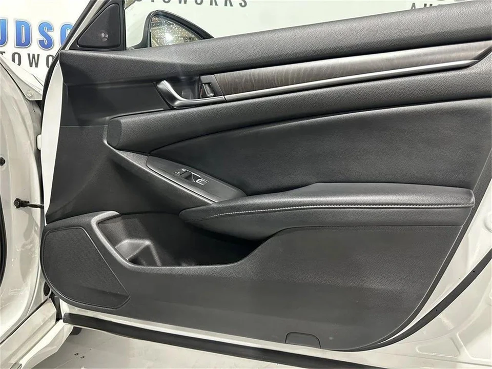 2018 Honda Accord 10th Gen - Image 25 of 31