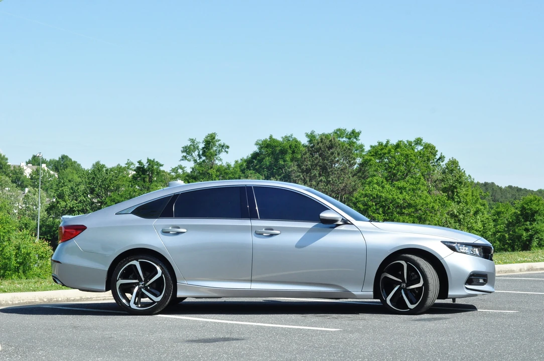 2018 Honda Accord 10th Gen - Image 8 of 31