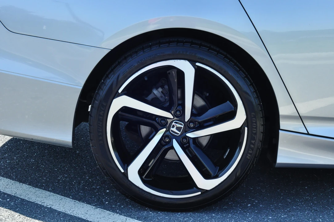 2018 Honda Accord 10th Gen - Image 28 of 31