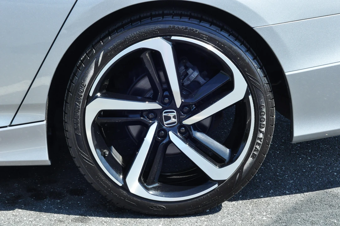 2018 Honda Accord 10th Gen - Image 27 of 31