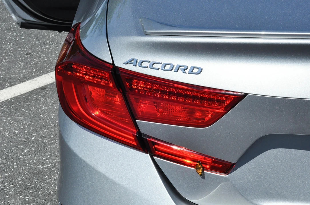 2018 Honda Accord 10th Gen - Image 16 of 31