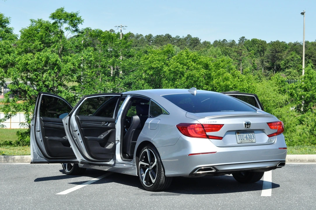 2018 Honda Accord 10th Gen - Image 9 of 31