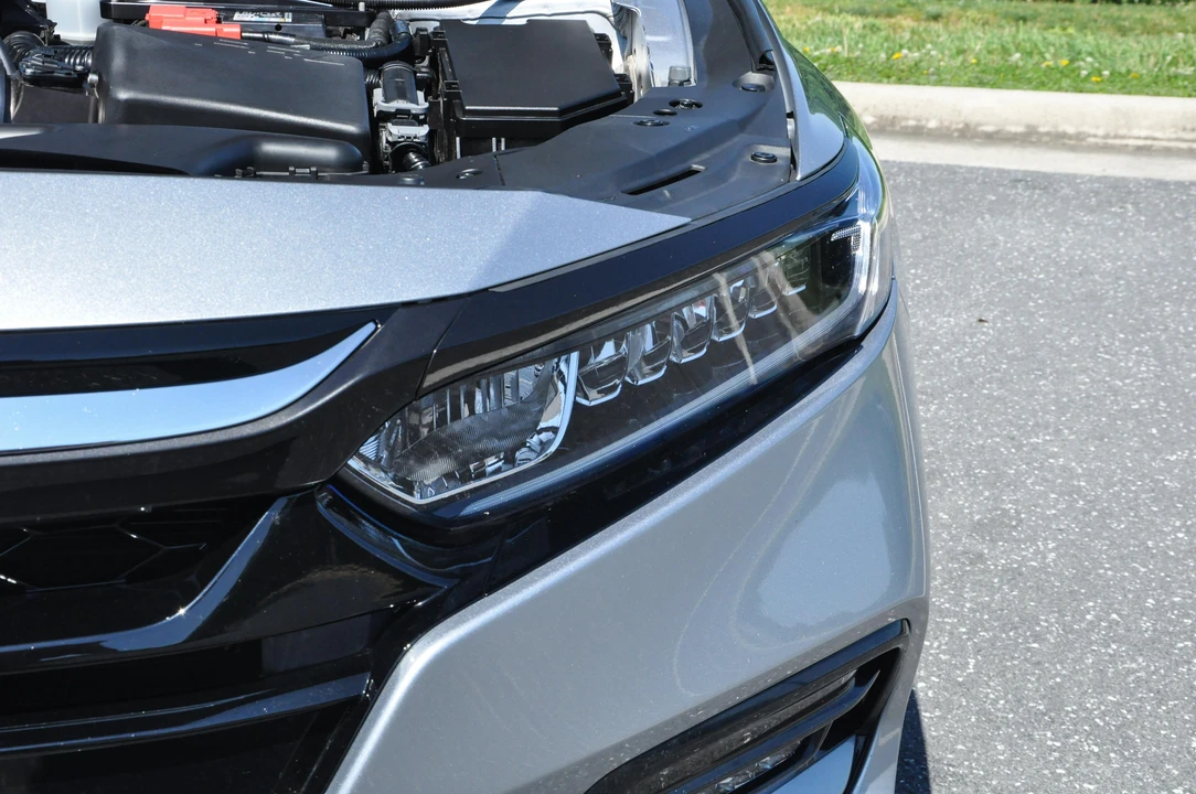 2018 Honda Accord 10th Gen - Image 12 of 31