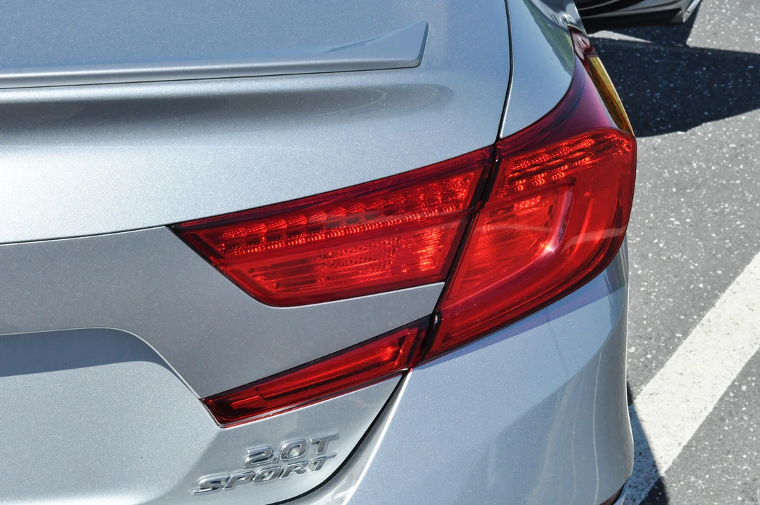 2018 Honda Accord 10th Gen - Image 18 of 31