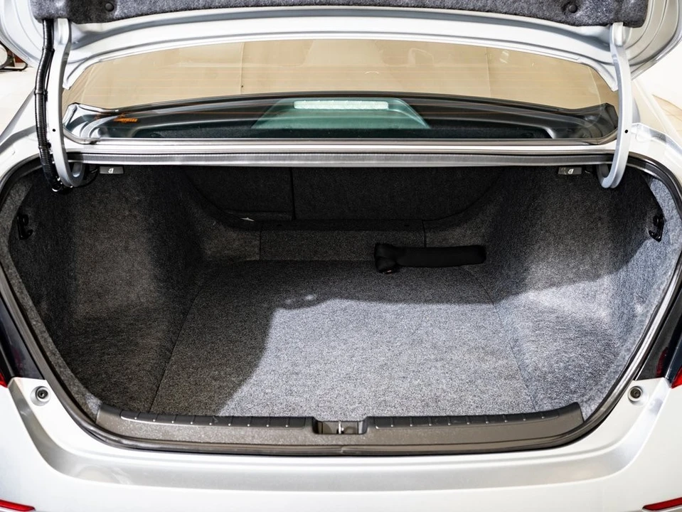 2018 Honda Accord 10th Gen - Image 16 of 21